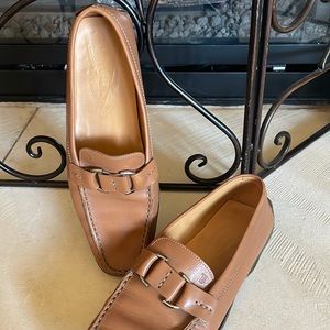 Gorgeous  authentic TODS leather driving loafers- buckle shoes w logo detail